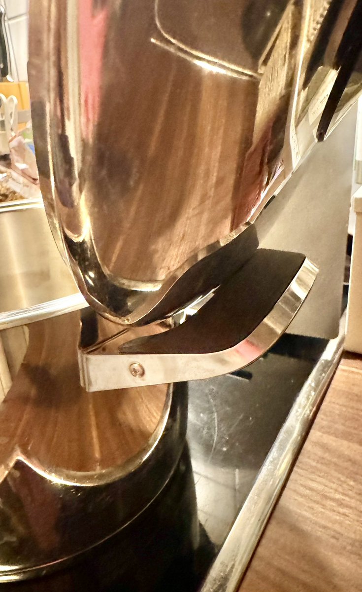 sweettweetangie's tweet photo. Apropo #topfi, jetzt haben wir grad geschaut, haben ja AMC Töpfe und da sind die Henkel extra so konzipiert dass der Deckel hält 🤣 Wieder 9,99€ gespart 😂🤣 #dhdl https://t.co/KkU0KbCnlG