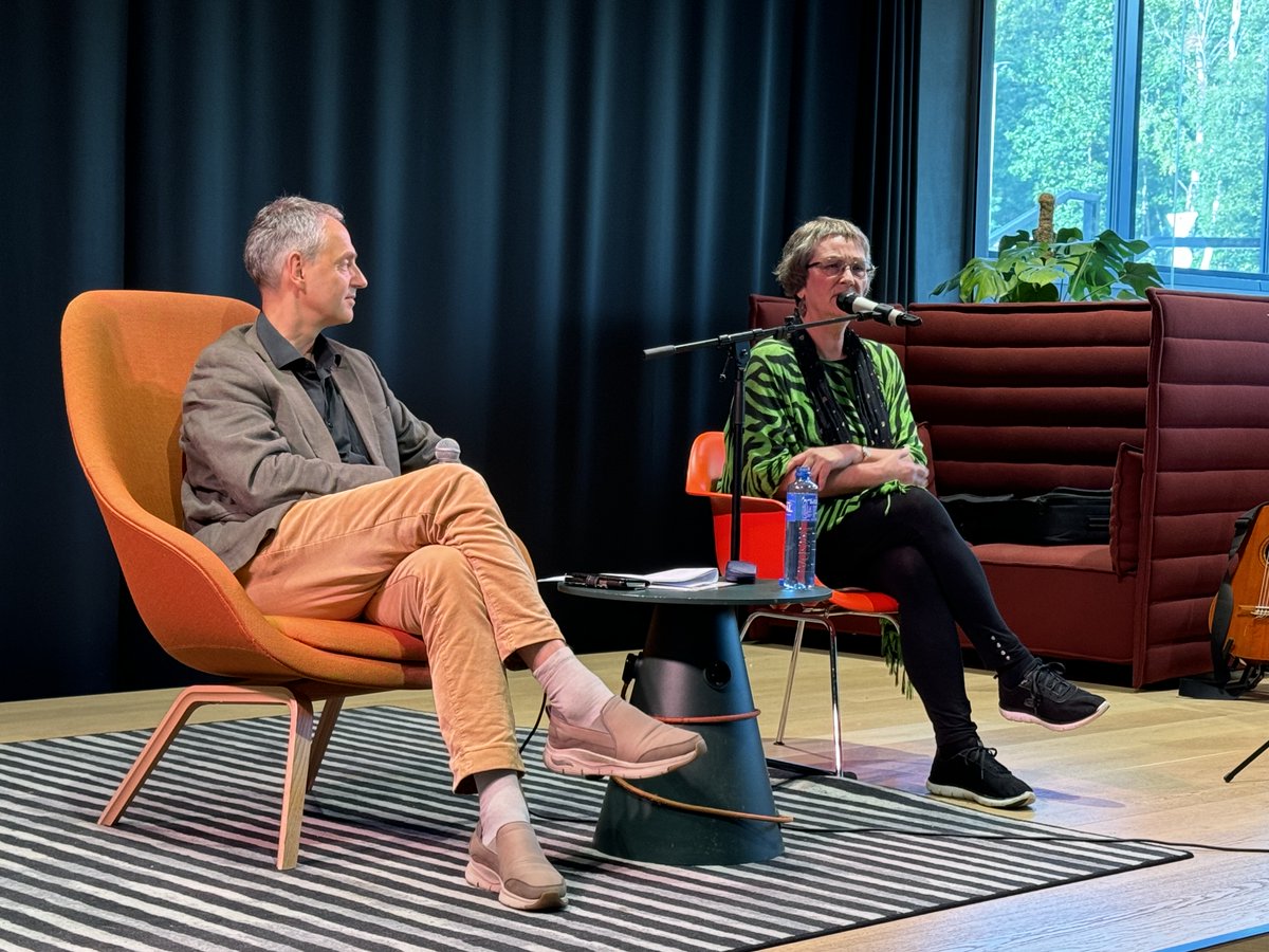 VegaLind's tweet image. Jeg var på en veldig fin bokrelease sist onsdag. Da gav Grete Utengen ut romanen "Og jeg vil aldri hjem igjen" på Lambertseter Bibliotek. Etter å ha hørt henne fortelle om boken, så får jeg ennå mer lyst til å lese den. Herlig! &amp;lt;3 
norli.no/.../romaner/og…

#bok #lansering #oslo