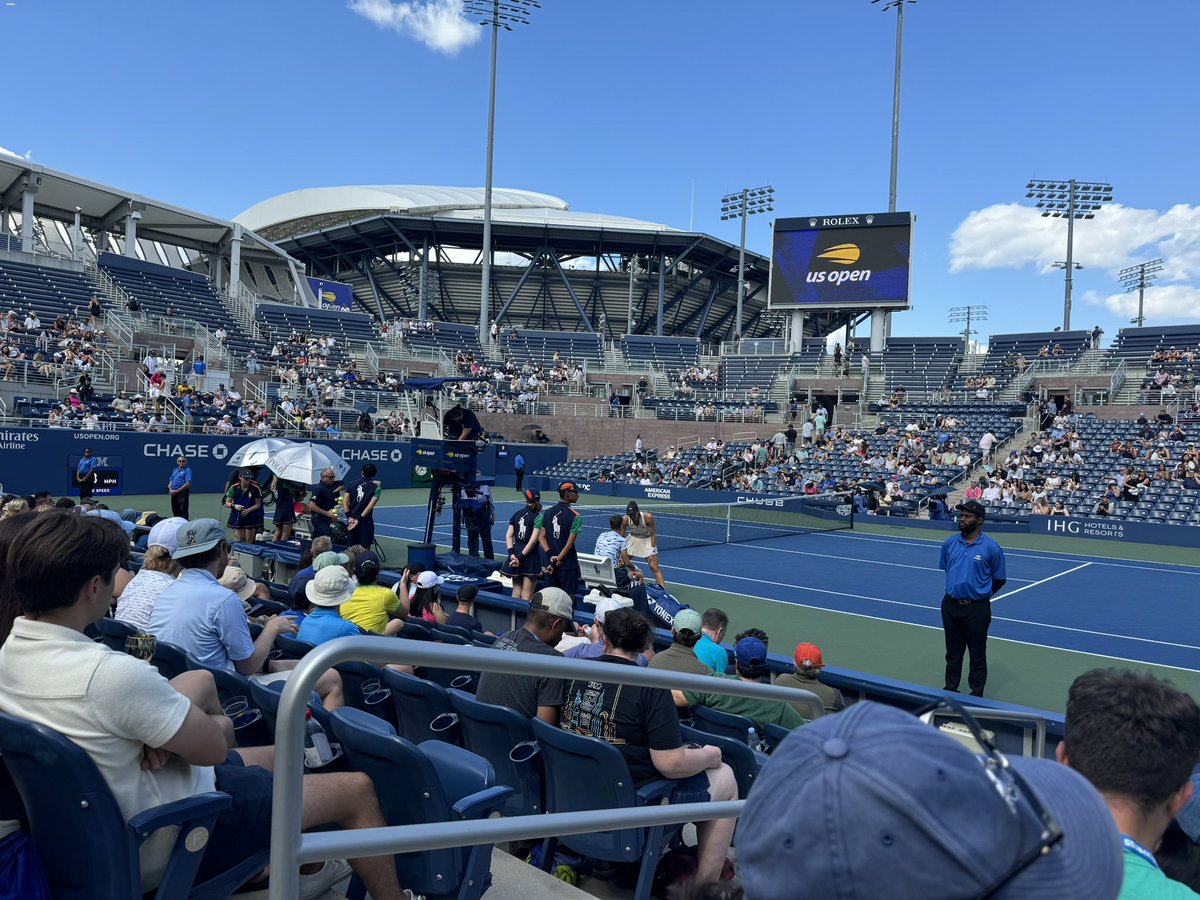 LILIANNY's tweet photo. @usopen what happens when you rely too much on bots. Electronic line calling dead across all courts — all games paused https://t.co/MbGBinKgvo