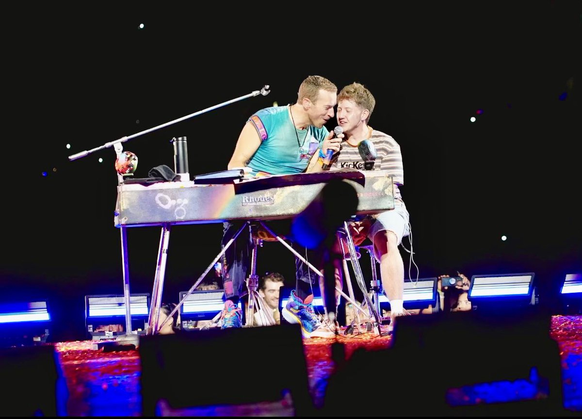hwalls_'s tweet image. This is my brother, James, he got taken on stage at the Coldplay show last night in Dublin, with the trans sign 🏳️‍⚧️

If anyone has any videos/pictures of his incredible and well deserved moment we’d  love them! Thank you so much 💖 #onebigband #coldplay #ColdplayDublin @coldplay