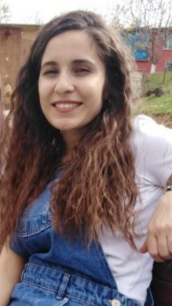 Oysa Saçını boyama kıyamazdı Gülistan  . Hiç yaşamadı, hiç doğmadı, hiç varolmadı diyorlar  #GülistanDokuNerede diye soruyoruz dört buçuk yıldır sanki her defasında koca bir boşluğa sesleniyoruz. Sanki ıssız bir çölde tek başınasınız ve sesinizi kimse duymuyor haksızlık bu.