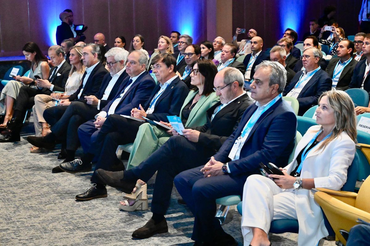 Resulta que esta mañana, mientras yo hacía cola y rebotaba de mostrador en mostrador como si esto fuese la RDA de Honecker en 1986 porque mi ayuntamiento no atiende correos ni llamadas, ni tiene un puñetero sistema de ticketing, en la otra punta de la ciudad estaban la alcaldesa,