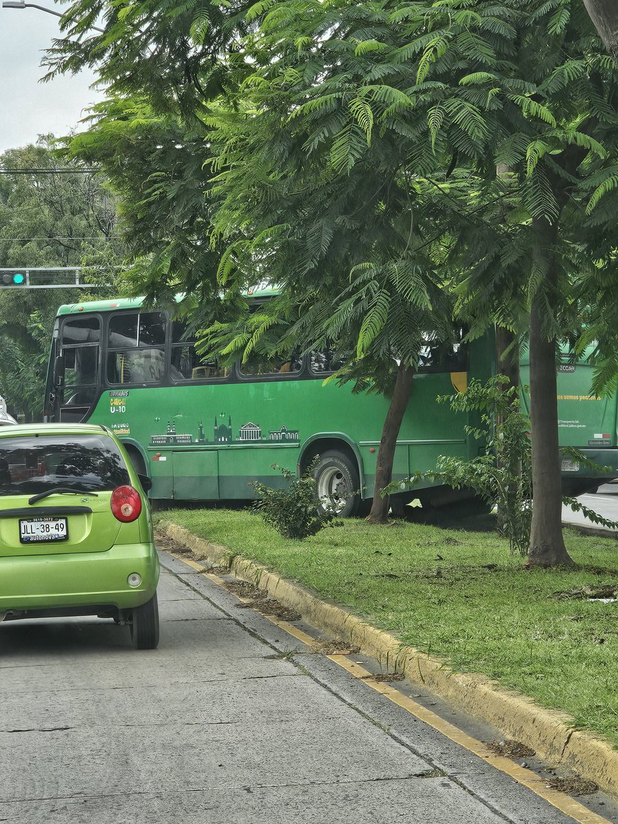 ant2828x's tweet photo. @movilidadjalisco en pleno camellón de gonzales gallo 2 atorados. Haber di hacen algo movilidad. https://t.co/kLTxuE5FnW