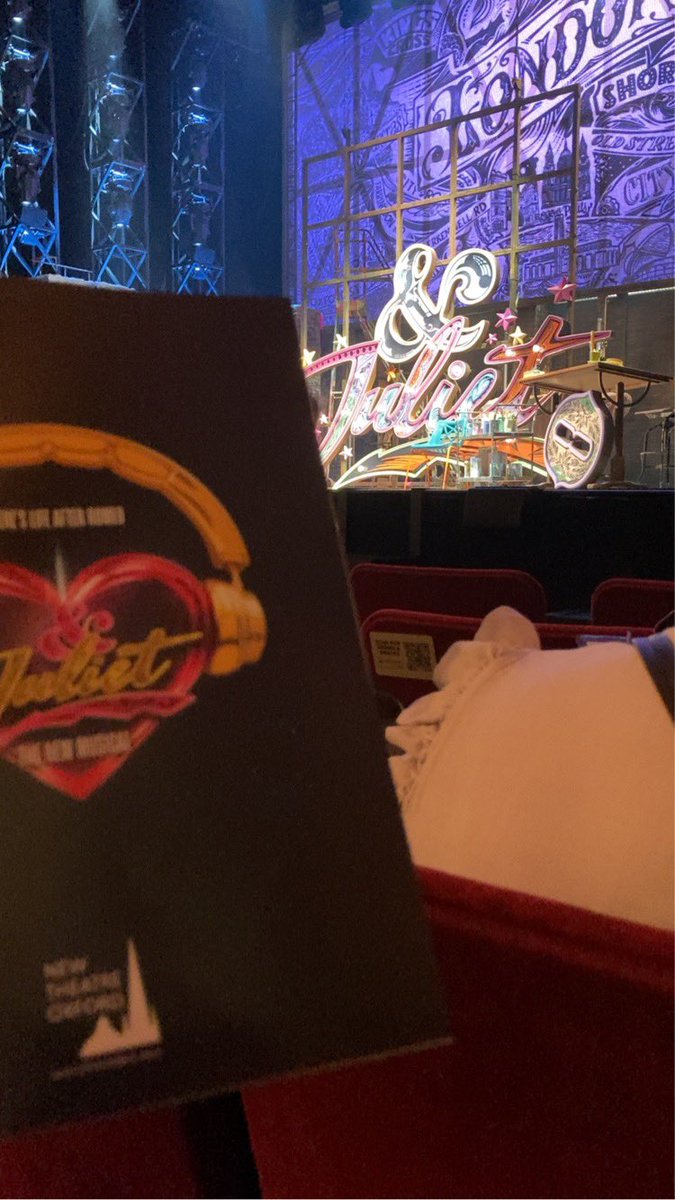 ElsLovesWicked's tweet photo. Interval at and Juliet and it is so AMAZING!! @DameDenning is perfect as Anne Hathaway and she is just stunning 🤩 💖 https://t.co/hM2MxOqeMM
