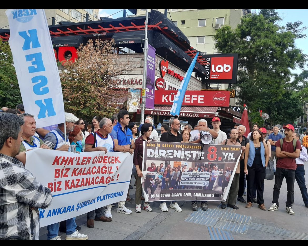 YolGenel's tweet image. KESK Ankara Şubeler Platformu 15 Temmuz'un ardından OHAL KHK'ları ile ihraçların başlatılmasının 8. yıldönümünde hukuksuzluğa karşı basın açıklaması gerçekleştirdik. 
Yaşasın KESK
Yaşasın Örgütlü Mücadelemiz