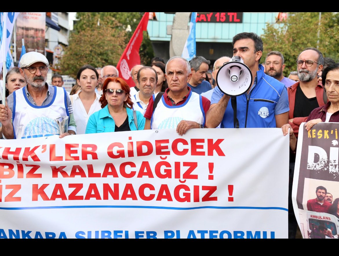 YolGenel's tweet image. KESK Ankara Şubeler Platformu 15 Temmuz'un ardından OHAL KHK'ları ile ihraçların başlatılmasının 8. yıldönümünde hukuksuzluğa karşı basın açıklaması gerçekleştirdik. 
Yaşasın KESK
Yaşasın Örgütlü Mücadelemiz