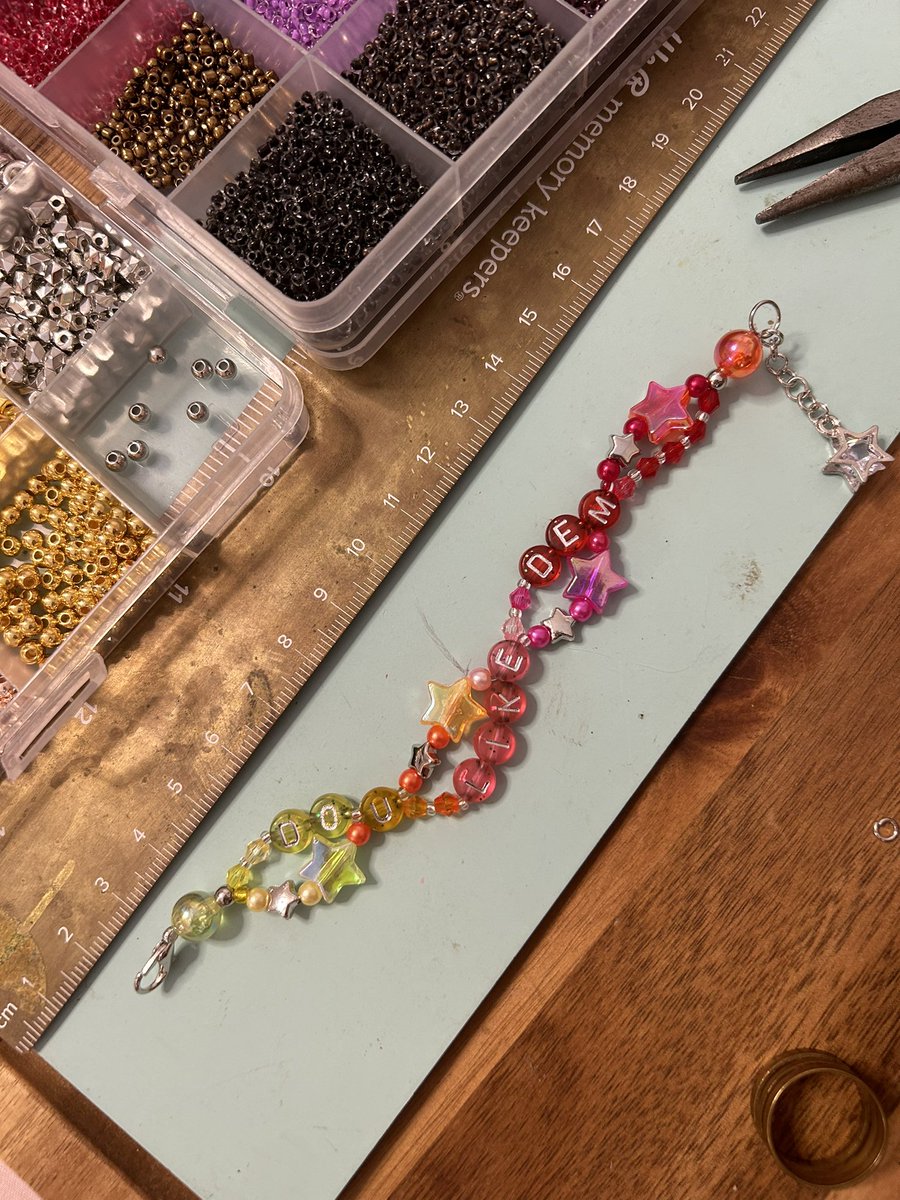 reptvault's tweet image. If you get this… eres un Swiftie gold. ⭐️