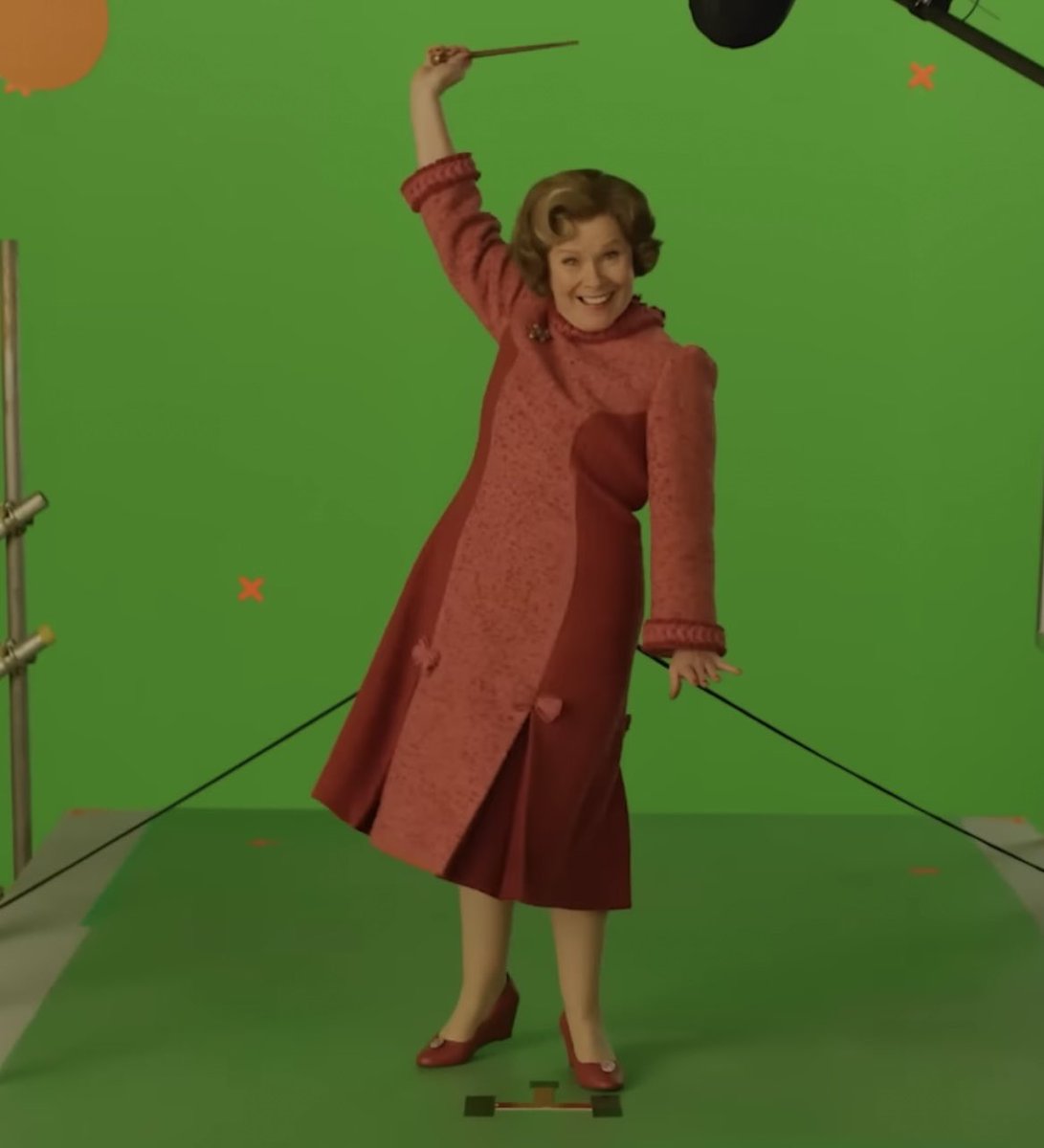 ClubPotterhead's tweet photo. La actriz, Imelda Staunton, regresó para filmar nuevas escenas como Umbridge en el próximo viaje de “Harry Potter y la Batalla en el Ministerio” que lleva a los invitados a través del Ministerio Británico de Magia para el juicio de Umbridge en el Universal Orlando Resort. ✨ https://t.co/JsWxr3KPaz