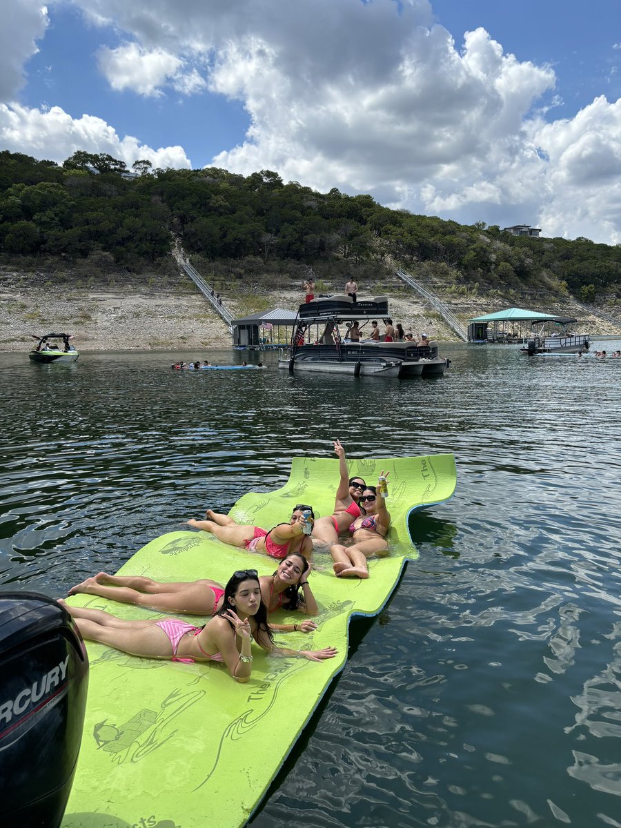 Melanieeeer's tweet photo. 48 hrs in ATX 🌟🥂✨ https://t.co/ef9TMRXWVd