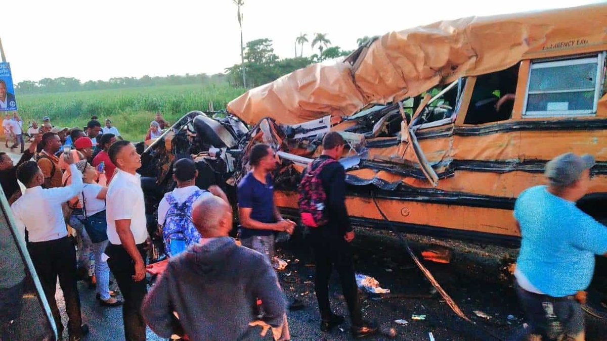EuricSanti's tweet photo. ¿Ya se tomaron medidas o seguimos discutiendo y hablando sobre el hecho en Azua y lloviendo sobre mojado? 

En menos de 12 meses más de 5 accidentes masivos en diferentes autopistas (Quita Sueño, Autovía del Este, San Pedro, Aut. Duarte, etc). 

¿Cuándo sale el contingente de agentes en la DIGESET? ¿Cuándo empezarán a sancionar el uso de la vía pública sin permisos? ¿Cuándo los "Teteos" estarán regulados por la Ley 90-19?  ¿Cuándo habrá régimen de consecuencia real cuándo violen la ley 63-17? ... 

En una semana se olvidará, como se olvidó el accidente en Punta Cana con los turistas que dejó varios mutilados, como se olvidó el colapso de un edificio en La Vega, como se olvidó la muerte de decenas de personas en Quita Sueño, como se olvidó el accidente de la guagua de transporte de personal hotelero en La Otra Banda-Higüey.

Sociedad de Morbo, que consume morbo y se envuelve en el espiral de la atención y el Morbo. Nos merecemos todo lo que nos pasa, siempre que nos mantengamos en la nebulosa del ruido momentáneo. 

Es cuánto.-