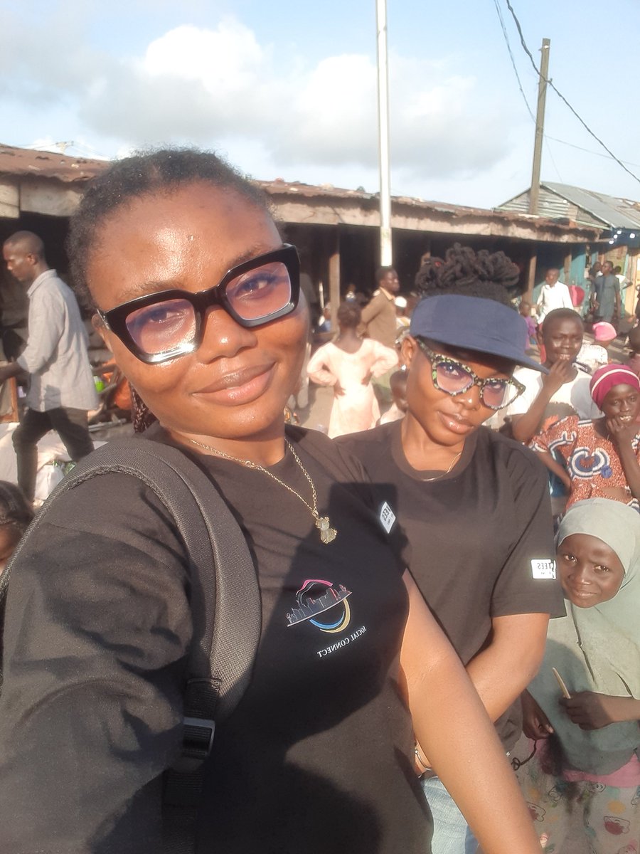 simply_queenmo's tweet photo. My community @LagosSocialCom decided to give back to the society because our smile is a gift to share 😊😊

Photo credit 📸 @MilanKore https://t.co/vA5h5uAa2V