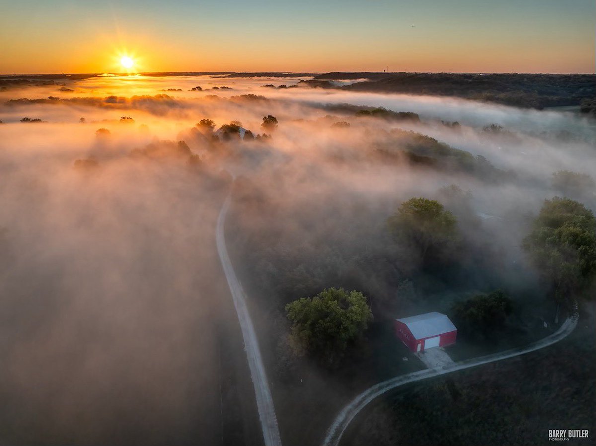 barrybutler9's tweet image. This morning, as I was driving back from a quick Denver trip, I captured this sunrise moment n Iowa near the Raccoon River west of Des Moines.