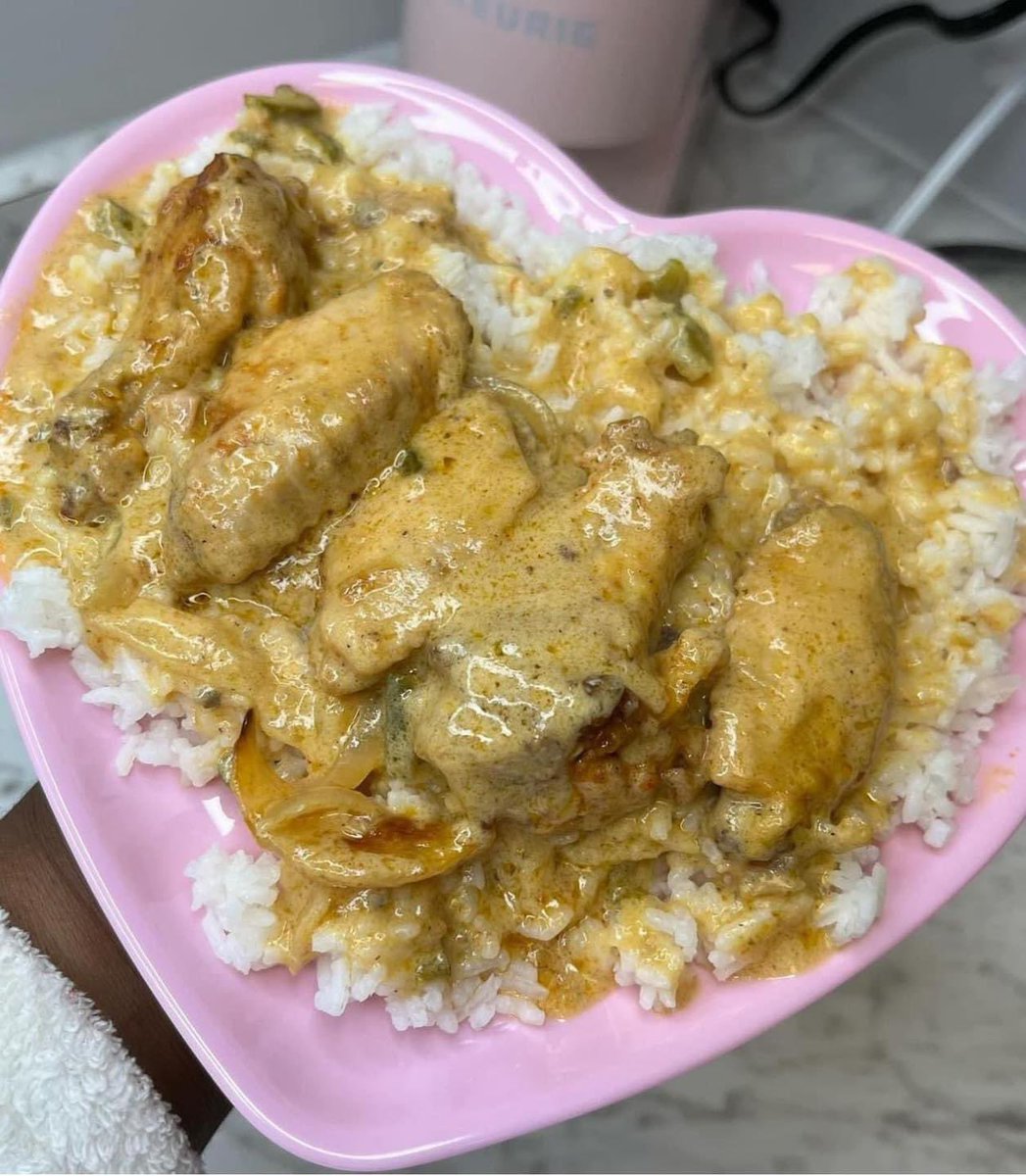 layxsnv's tweet photo. Smothered chicken and rice 🥹❤️❤️ https://t.co/mlvSm6Ehwm
