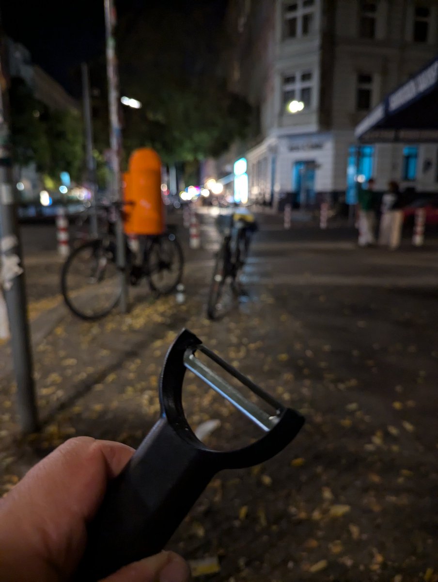 _zalkap_'s tweet image. Na ulicach anarchia i zgorszenie. Postanowiłem zabrać ze sobą nóż.