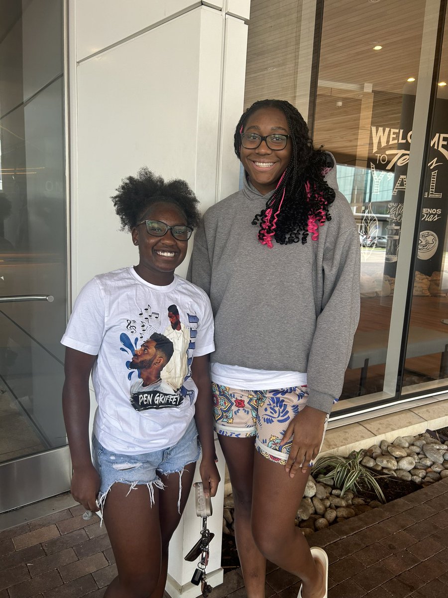 therealzoesen_'s tweet photo. I had the pleasure of meeting coaching staff and players of the @IndianaFever. These ladies inspire me to be great. #grindmentality
@aa_boston
@RimaC13
@TemiFagbenle
@ShadowCreekGBB
@HLRhoops https://t.co/LVrgUwhoP3