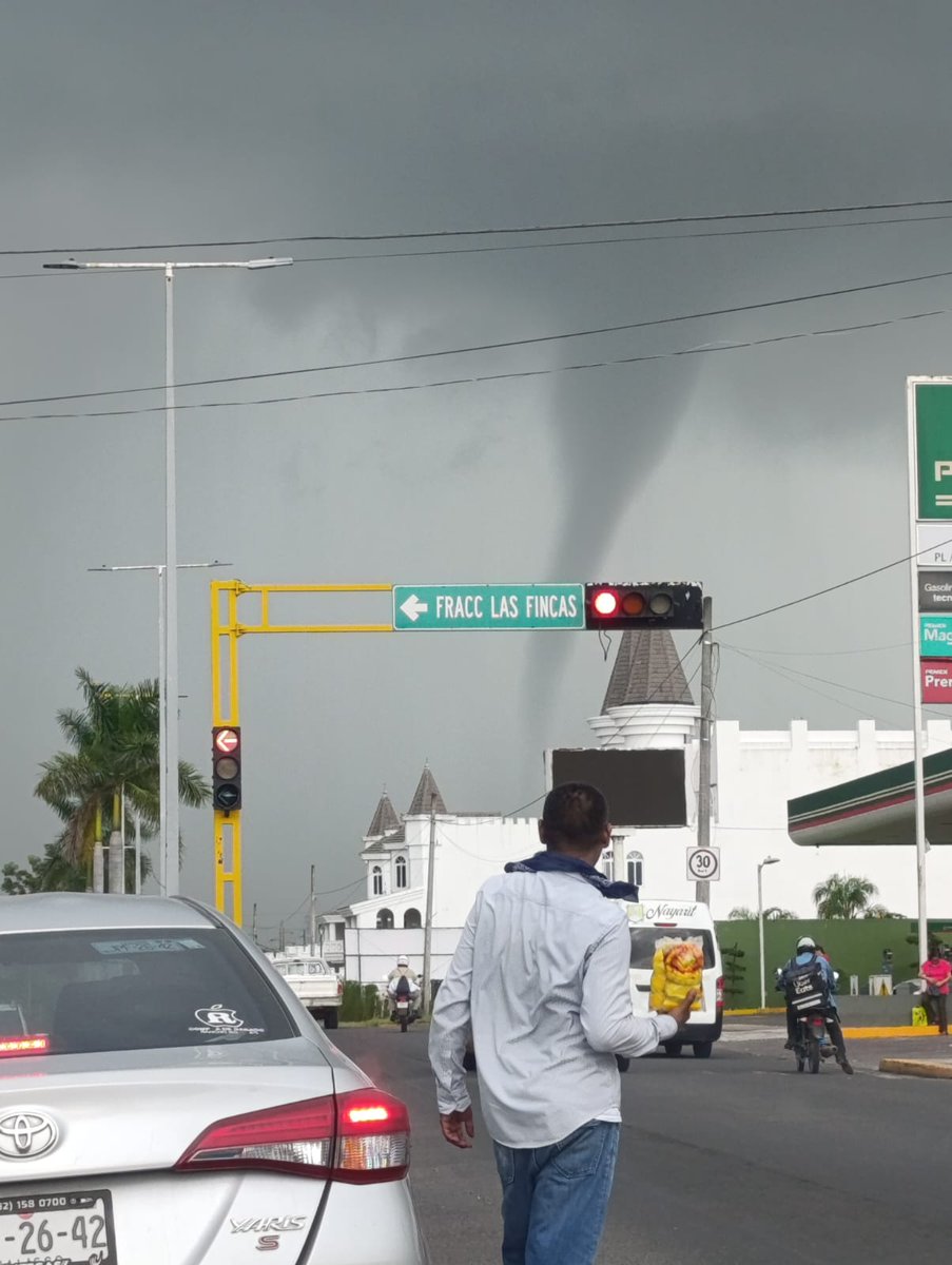 CMPtiempo's tweet photo. 🌪Tornado en Tepic
Esta tarde al rededor de las 1:30 pm hora local, se observó un tornado no-supercelda o landspout sobre el valle de Camichin de Jauja al oriente del municipio de Tepic https://t.co/ZzBmstxYA4