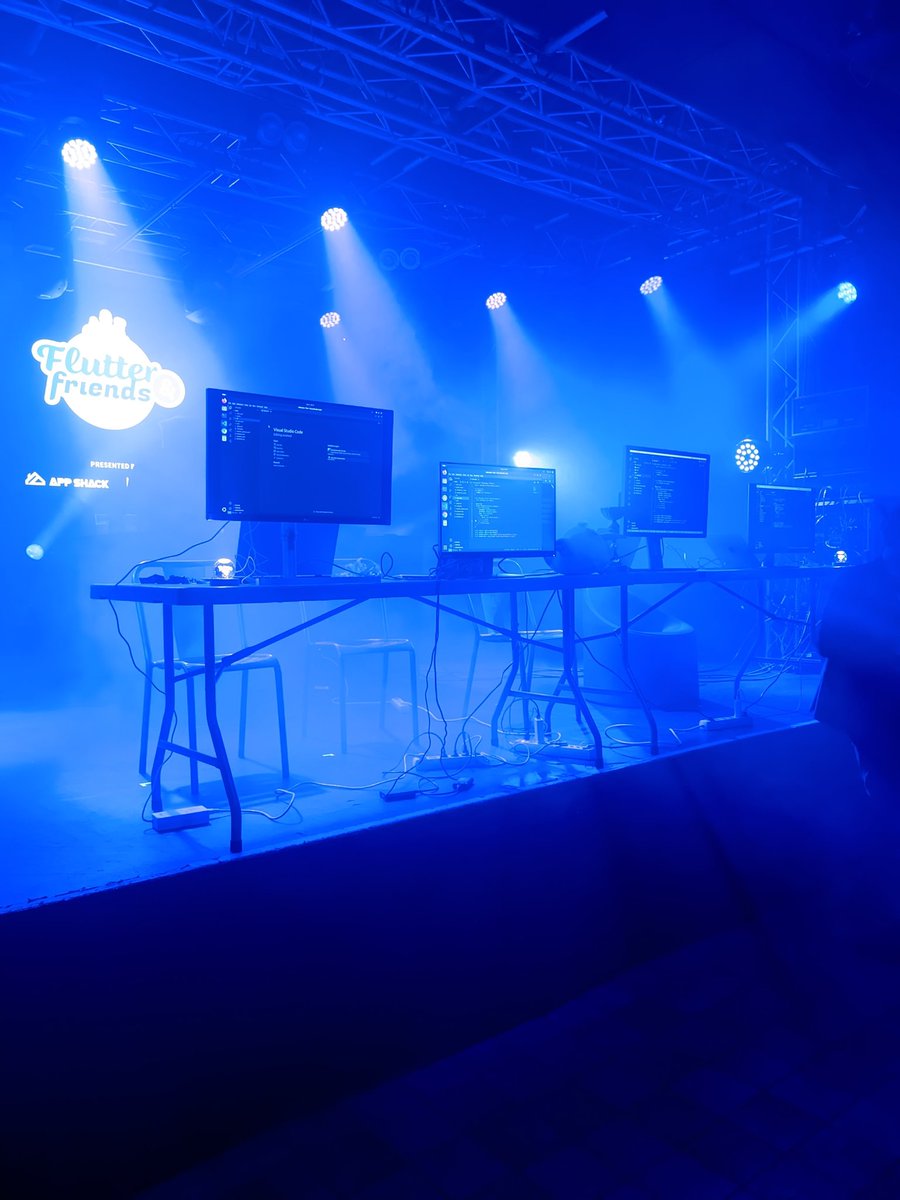gawronlucas's tweet image. Code in the dark at @FlutterNFriends #FlutterNFriends, just wow. But @spydon you setup is so incompatible with my muscle memory 😜 Hope next year I can get a Mac to code 🙏
