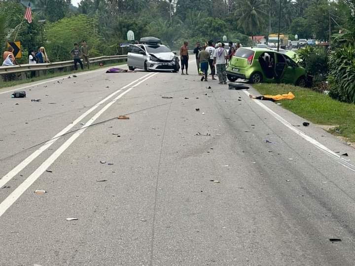 mynewshub's tweet photo. Dua sahabat meninggal dunia akibat kemalangan.......

*Hati2....kejadian yang berjaya dirakam dashcam agak mengejutkan.

02/09/2024. Kelantan. 

Kemalangan maut petang tadi di Simpang 3 Masjid Mukim Pahi, Jalan Kuala Krai/Gua Musang. 

Mereka yg maut di lokasi ialah Noriha binti Che Ali (dari Kg Baru Pahi) dan Zaiton binti Haron (dari RPT Chucuh Puteri A). 

Kedua-dua mangsa yang menunggang motorsikal maut di tempat kejadian setelah bertembung dengan sebuah kereta. 

Takziah kpd waris mangsa.

انا لله وانا اليه راجعون 
اللهم اغفر لهم وارحمهم وعافهم واعف عنهم
