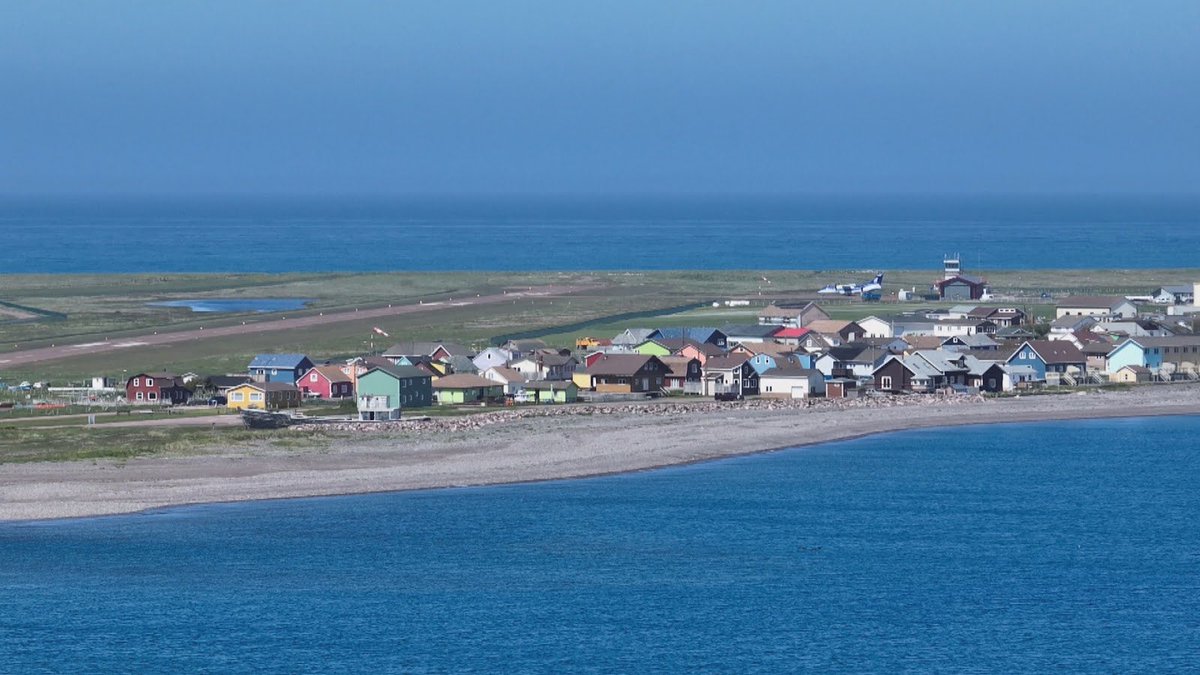 Patrick__Butler's tweet image. Voyage au cœur d’un vaste projet de déplacement et de reconstruction, entraîné par les changements climatiques. À Miquelon, l’État français propose aux gens de racheter leur maison pour les reloger sur des terres plus sûres. Mon reportage 🎧👇#icitnl ici.radio-canada.ca/ohdio/premiere…