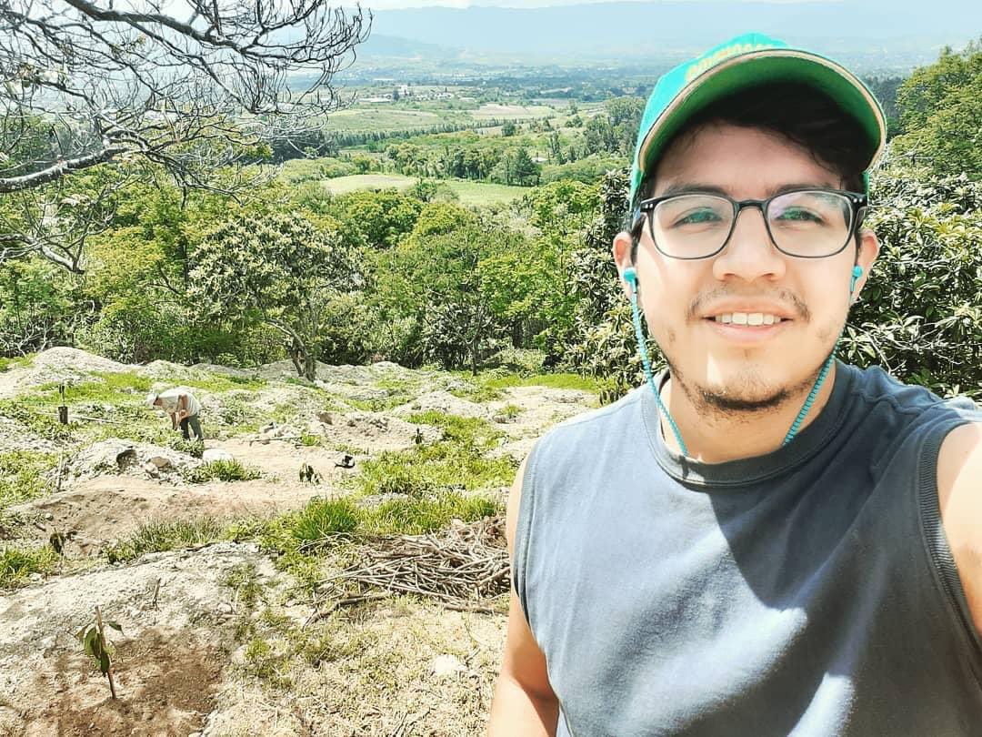HistoriaPTontos's tweet image. En el 2019 por andar de loco mi mamá me mandó con mi papá a Oaxaca (donde él vivía) de castigo, anexo casero y reflexionar mi cagadero jajaja.
Ahí mi papá me esperaba con 100 hoyos y 100 árboles de aguacate para sembrarlos en un terreno que tenemos en la cuesta de la montaña. Y…