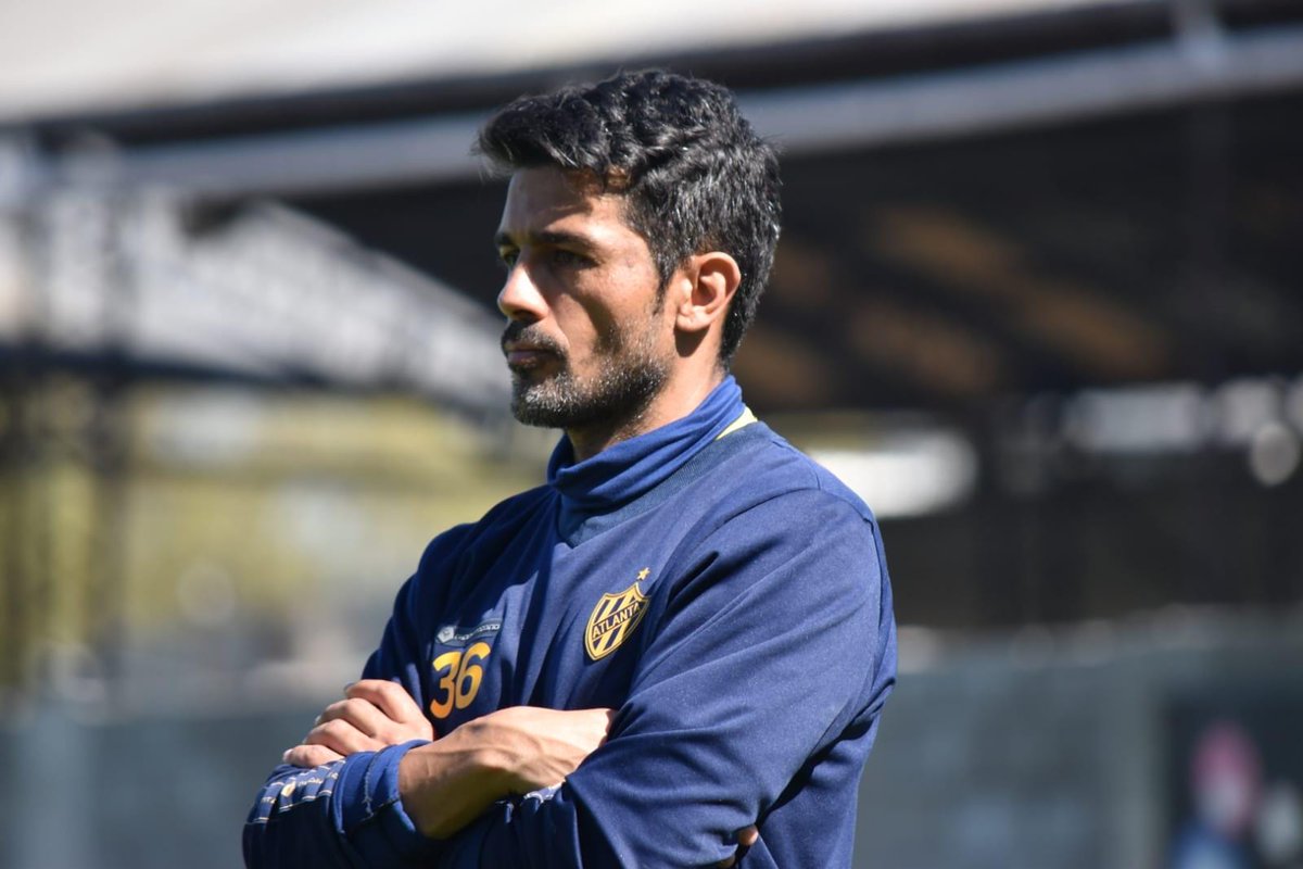 Capodelsur_'s tweet photo. 🇺🇾❌️ Gustavo Munúa dejó de ser el DT de Banfield luego de perder 1-2 ante Instituo.

9 Partidos dirigidos
1 victoria ✅️
5 empates ➖️
3 derrotas ❌️

🇳🇬🔜 El reemplazante será Walter Erviti, quien supo ser campeón con el club. 
#Banfield https://t.co/Zja70l2EJC
