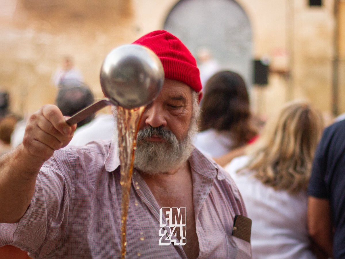 fmvilafranca's tweet photo. Havaneres a la plaça de Jaume I amb @xatohavaneres i Boira. Rom cremat a càrrec del Raimon Cuyàs. 

#fmvila #explosiva https://t.co/rauiNpN09r