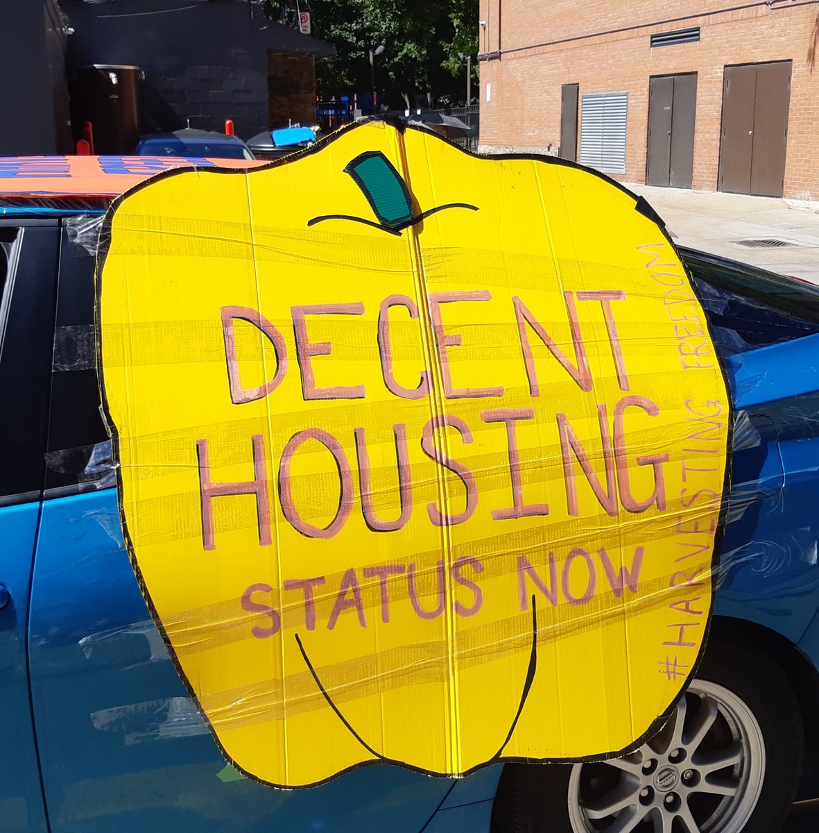 socialist_ca's tweet photo. Justice for migrant workers! At the Labour. Day march in Toronto.
#harvestingfreedom #migrant #farmworkers
#migrantjustice #statusNow https://t.co/mIs0mBEtwT