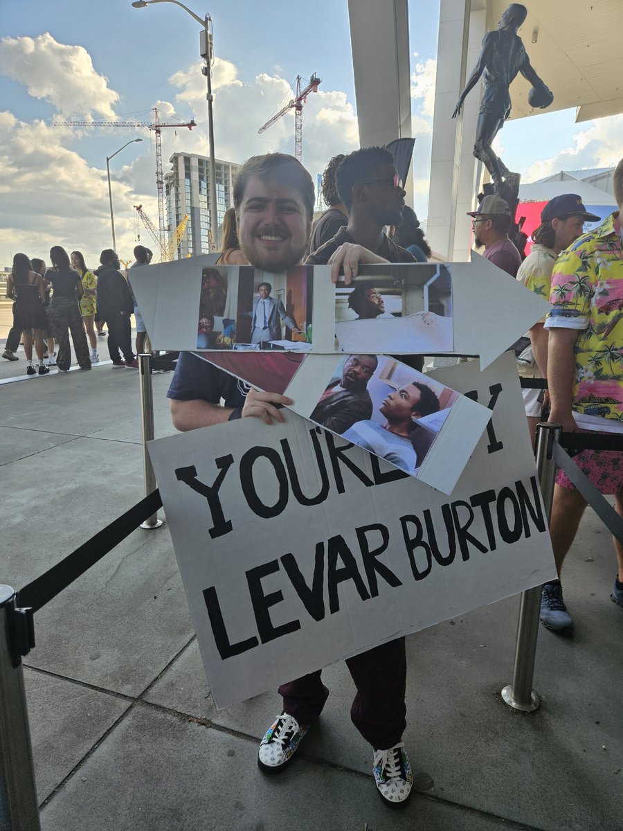 JosephGuts18429's tweet photo. @donaldglover  they just told me I can't bring in my signs I wish you  could've seen them, either way I can't wait to see the concert I wish you luck https://t.co/0CdZXPnKr7