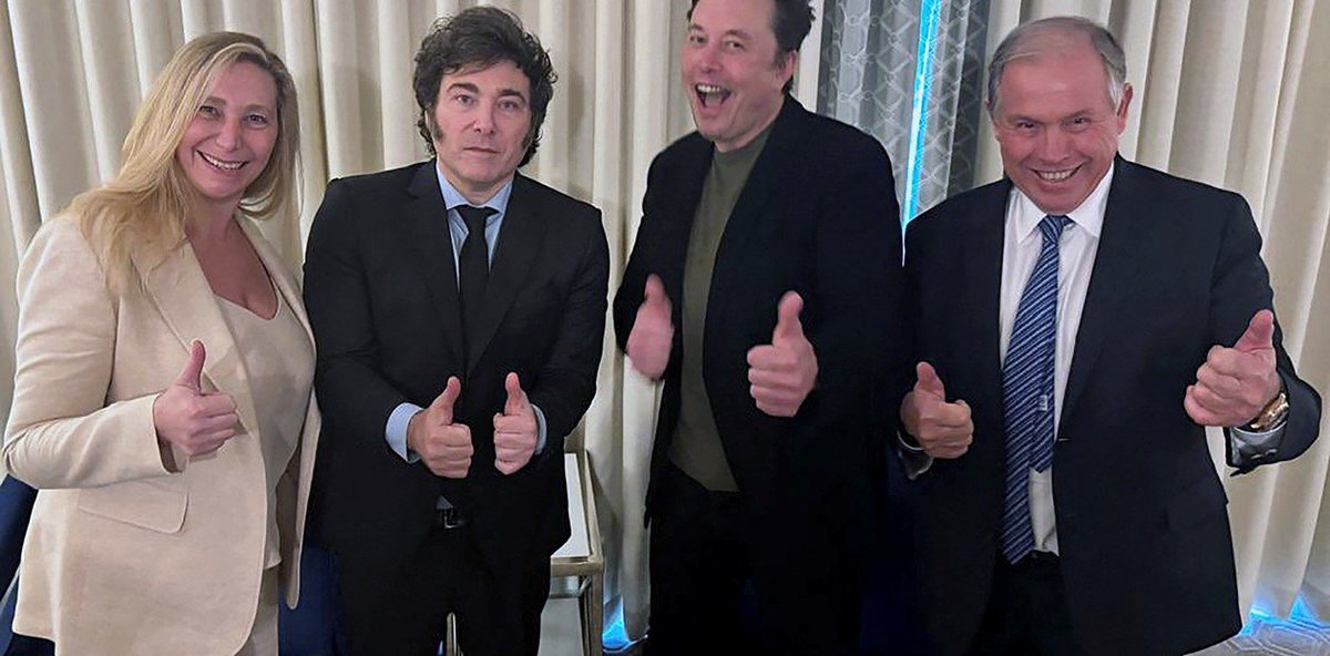 Presidente mas arrastrado con ricos y poderosos no se encuentra. La Corte Suprema de Justicia de Brasil votó por unanimidad prohibir X (ex Twitter) por conspirar contra la democracia en ese vecino país.
Acá el perrito faldero de Milei salió a apoyar al fascista de Elon Musk.
Fin