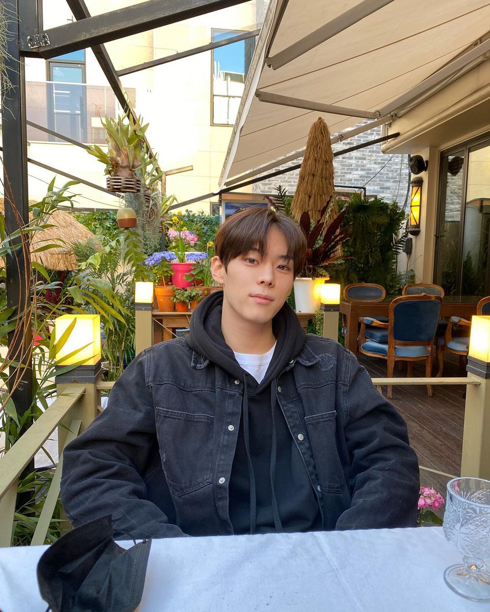 i8waves's tweet image. okay girls 🪇 aquí estamos en el #𝔊ūm𓊈𖠇ིུ͠𓊉𝚍a𝐲 para celebrar el debut de las más lindas ! ☆ y nada hoy tenía que venir a bailar junto a estas #𝟕ʼཋྀུ⃨花·𝚜𝕥āɾs y gritarles muchísimo 🗣 que las adoro.

𝑚oon𝚕ight ⋆ 𝚕uke