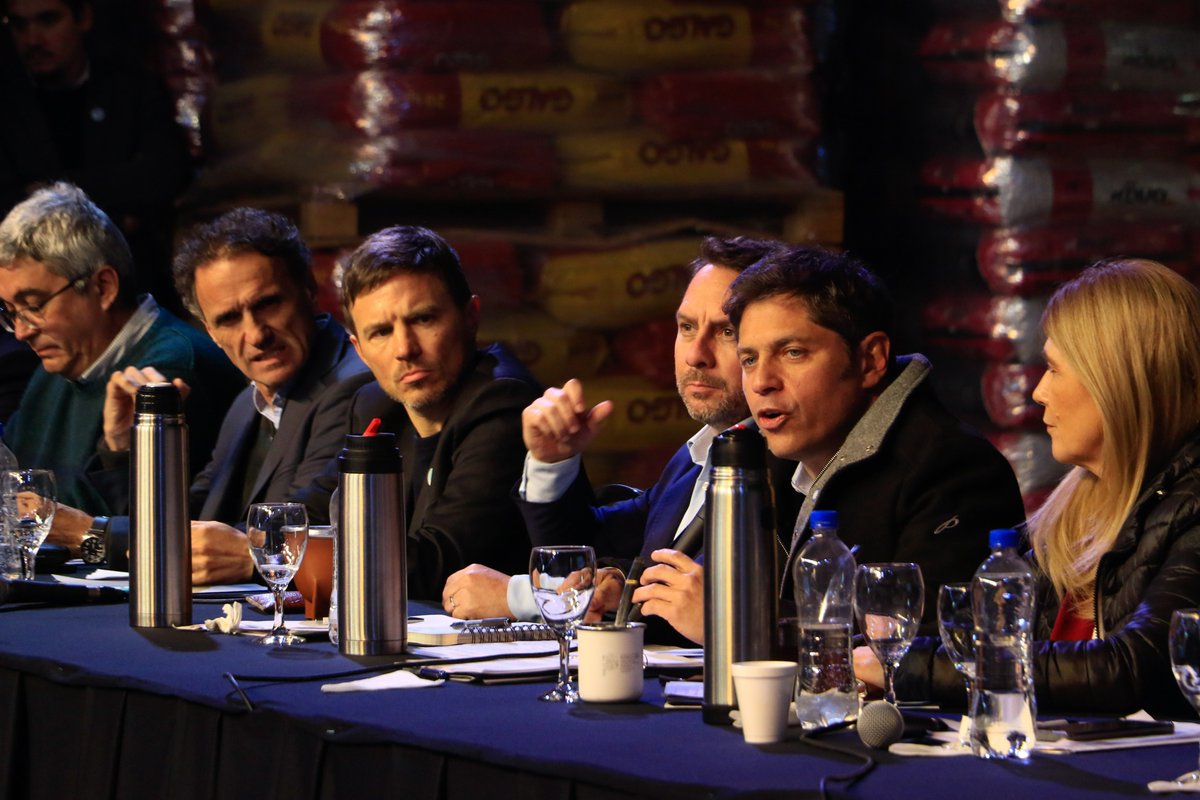 Busca crear empleo de calidad, generar valor agregado, desarrollar proveedores locales y sectores productivos, facilitar la transferencia tecnológica, diversificar la matriz productiva, reducir desequilibrios territoriales e impulsar exportaciones y sustitución de importaciones.