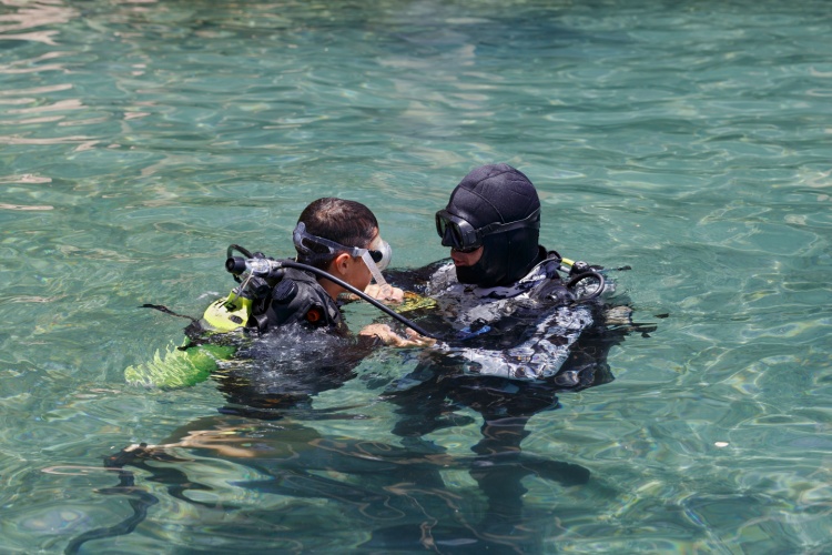 DiveMagazine's tweet photo. 🤿 Test your scuba safety knowledge with our quiz! #ScubaSafety #DiveQuiz https://t.co/OfvRtttrnB https://t.co/eOIvaha9Fm