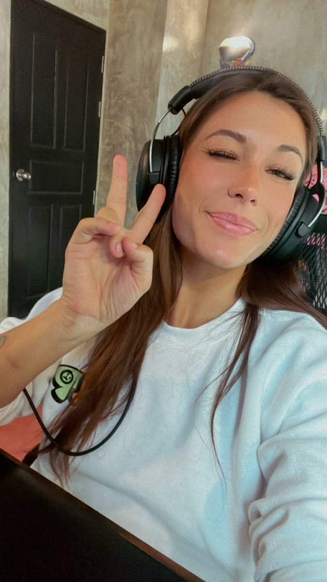 Ellie tweet media