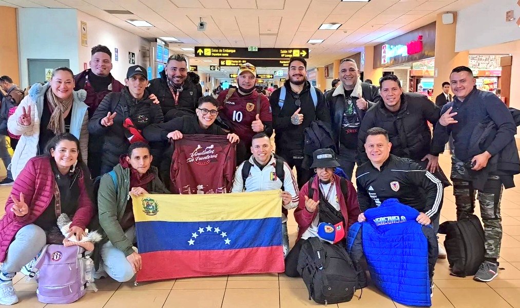 SoloTrujillanos's tweet photo. CARAVANA VINOTINTO 🇻🇪

📸 Desde diferentes puntos de sudamérica los Venezolanos se trasladan desde ya rumbo a La Paz para el Bolivia 🆚 Venezuela del próximo jueves por las #EliminatoriasSudamericanas https://t.co/kRSQVfhsR4