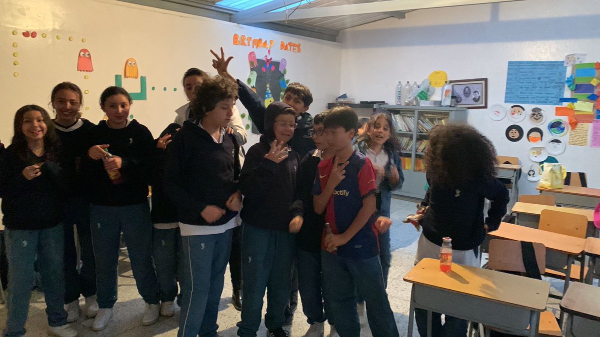 ArceConvers's tweet photo. @Marovaan #SOS Miles de niños (sí, miles) están a esta hora  aún en el colegio por la jornada de #parocamionero en el corredor Siberia-Cota, hay bastantes colegios con sus alumnos represados sin poder llegar a casa. Están tomando medidas urgentes de alimentación y ubicación. https://t.co/RhGk2JkWEi