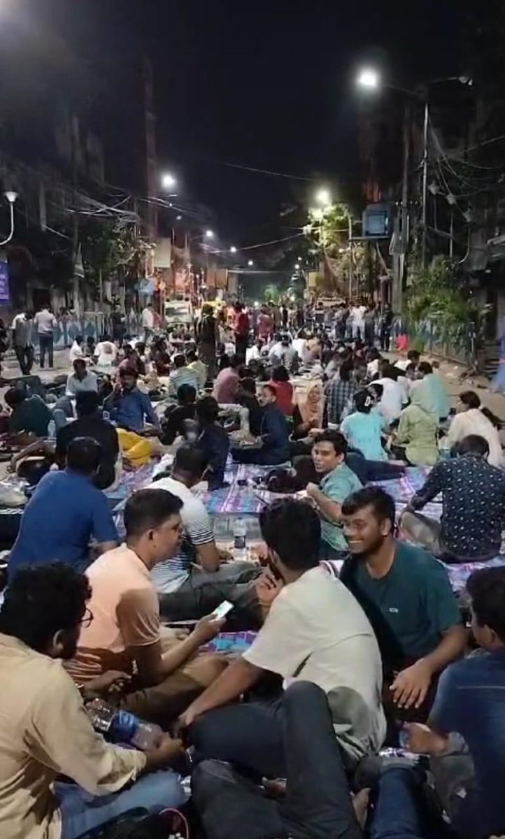 mckrda's tweet image. It's 4:30 AM, and Bipin Bihari Ganguly Street is alive with songs and slogans. We've been on the streets all night! As dawn approaches, we ask you to join us. We all demand one thing: justice for our sister ✊🏽

#justiceforRGKar #justiceforabhaya #SupportTheMovement
