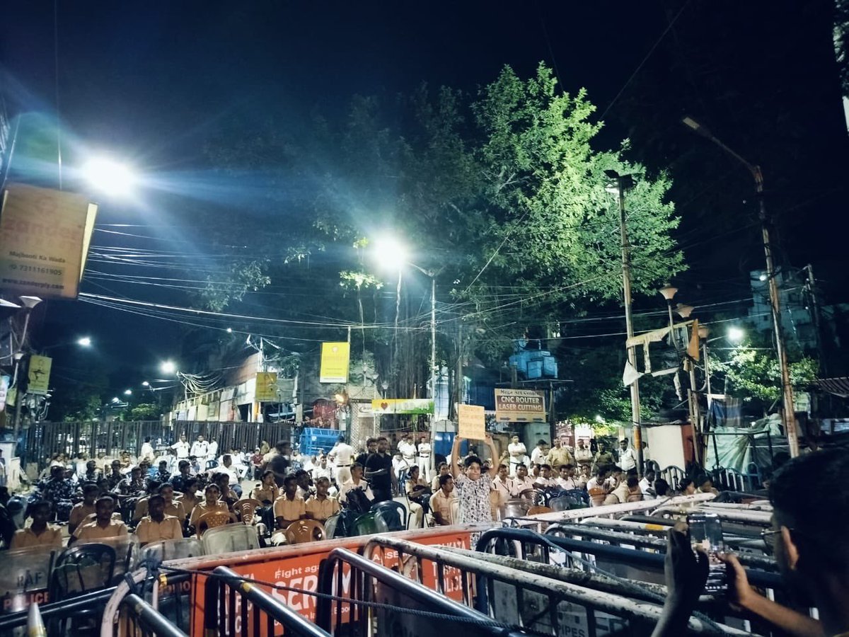 mckrda's tweet image. It's 4:30 AM, and Bipin Bihari Ganguly Street is alive with songs and slogans. We've been on the streets all night! As dawn approaches, we ask you to join us. We all demand one thing: justice for our sister ✊🏽

#justiceforRGKar #justiceforabhaya #SupportTheMovement