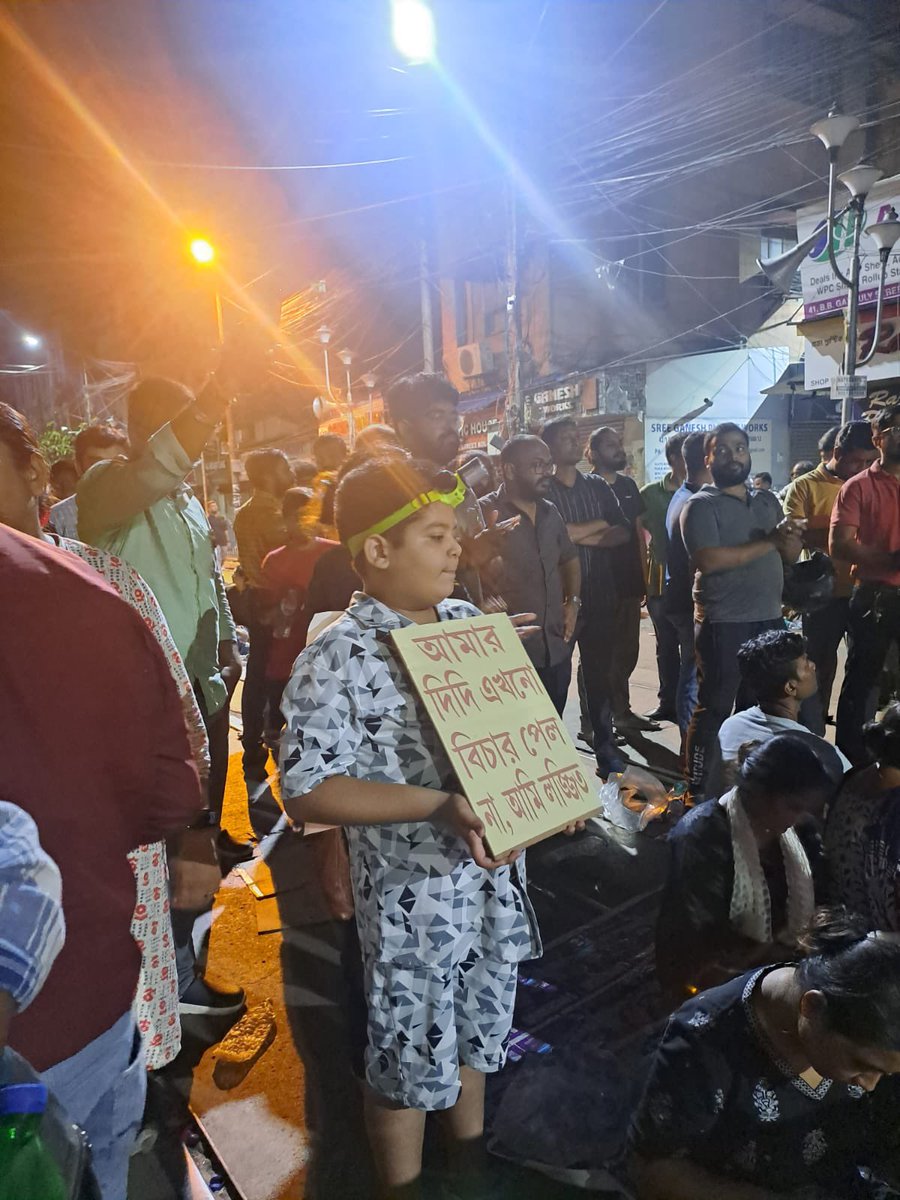 mckrda's tweet image. It's 4:30 AM, and Bipin Bihari Ganguly Street is alive with songs and slogans. We've been on the streets all night! As dawn approaches, we ask you to join us. We all demand one thing: justice for our sister ✊🏽

#justiceforRGKar #justiceforabhaya #SupportTheMovement