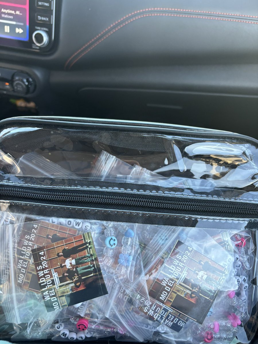 pagesboo's tweet photo. hehe on my way to wallows and we have freebies #ModelChicago https://t.co/vtMXHdLPuP
