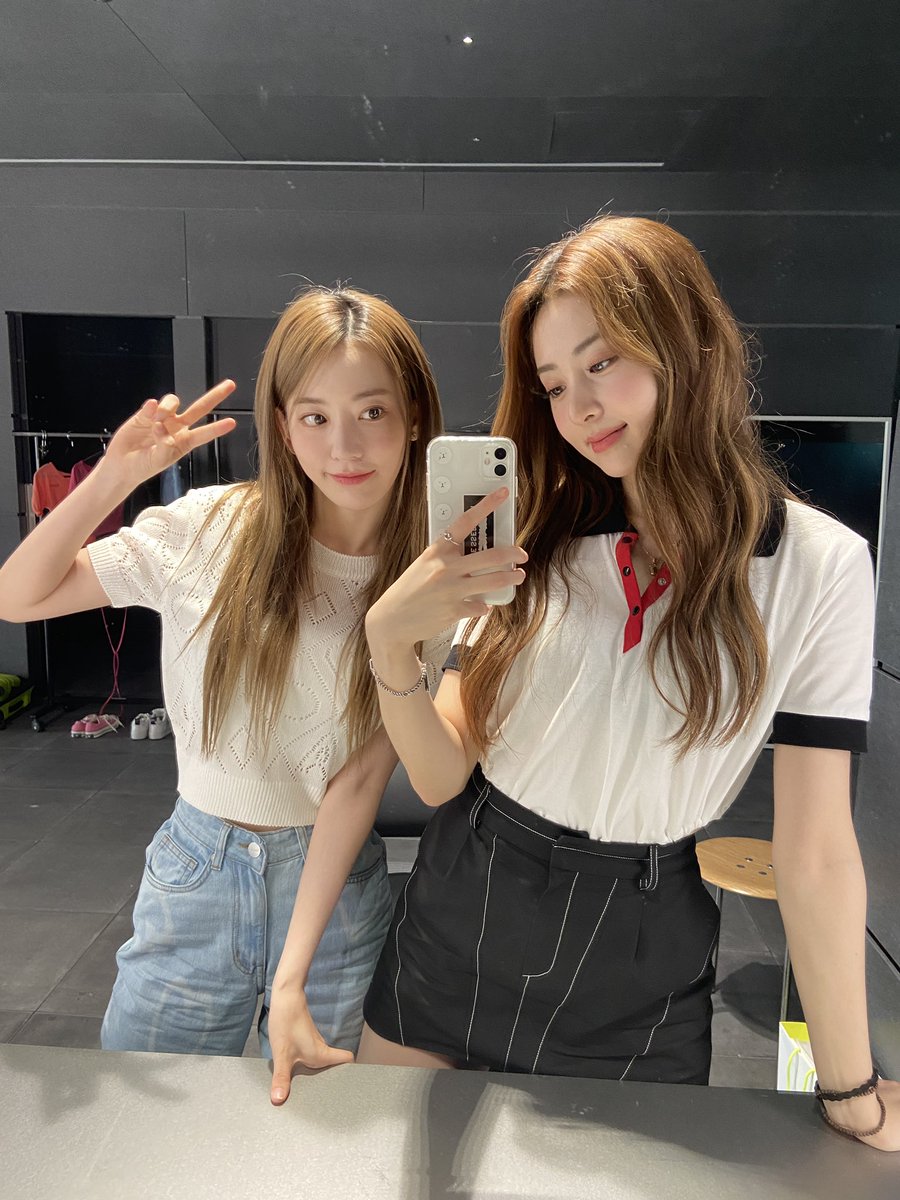 imfearlesstw's tweet image. 𝙼ayu-nesa マコーミック ♡🍰 me puso en modo #auto𐚁māt𝑖c y me dijo que si no iba a escuchar el #s𖦹m𝑖ə·m𝙿3 me iba a regañar. 𝙾bvio no quería estar así, por lo que el #𝙿r𝙴·𝑏lossom𝑖ng is inda house.

𝖋eä𝕥𝚑e𝐫 𖠇 ˯  ࣪ ꯭🪽 𝐢m𝕦g̤i !