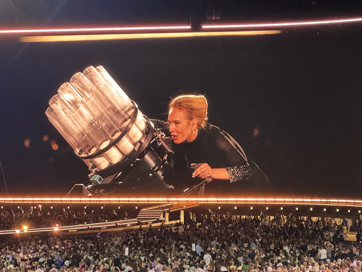 jimenezroy's tweet photo. Me tocó ver a esta diosa en su último concierto en Múnich. 🤩

Fue una noche memorable. ¡Qué voz tiene!

#adele #AdeleInMunich https://t.co/PoCCjUbq2f