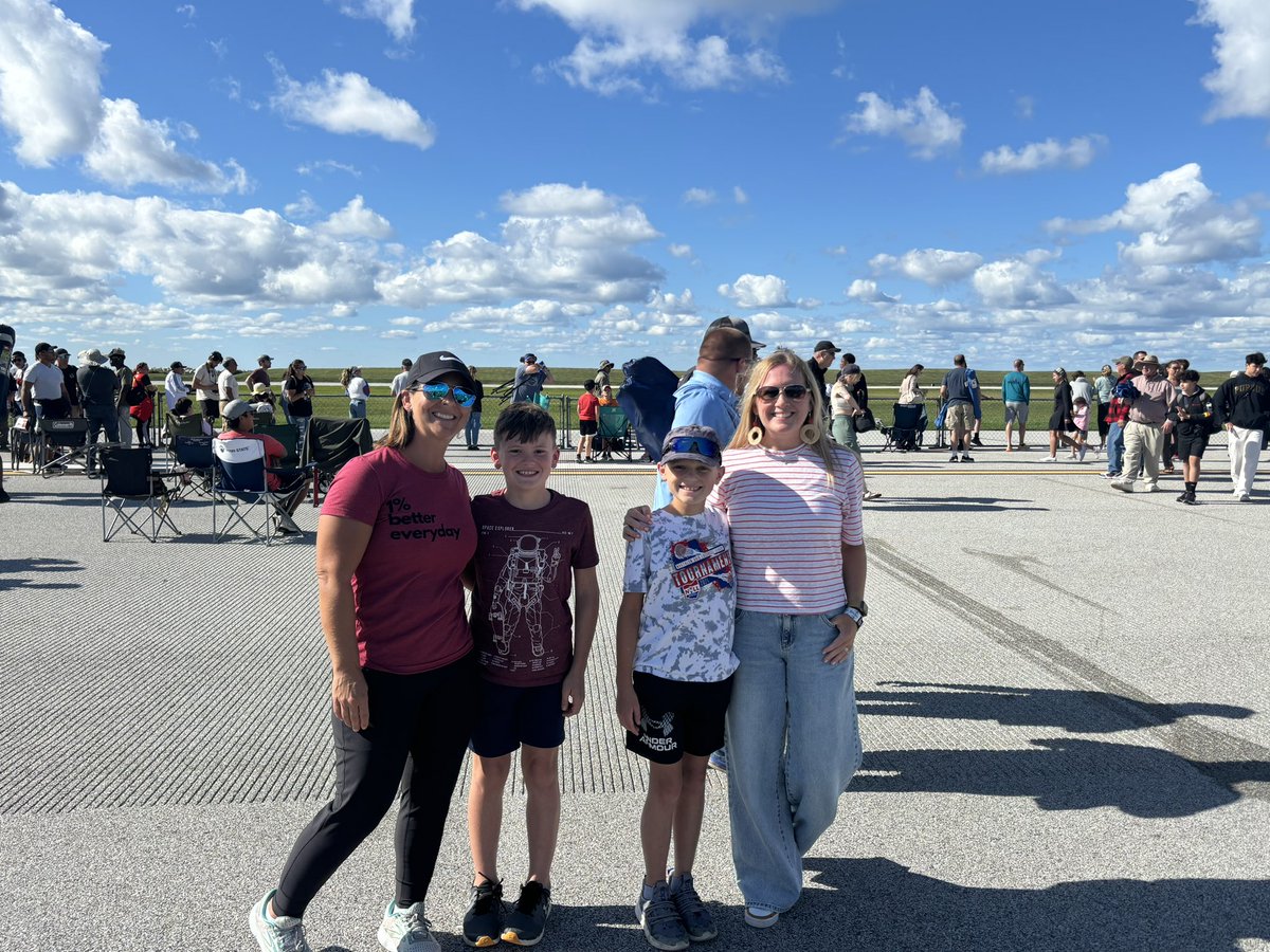 ShannonScheetz's tweet image. 🤍💙Air show tradition - we go to see the Jets every year but today was 1st time going into show in 5 yrs. So AMAZING to see Blue Angels up close 🇺🇸 #andrewmichaelscheetz