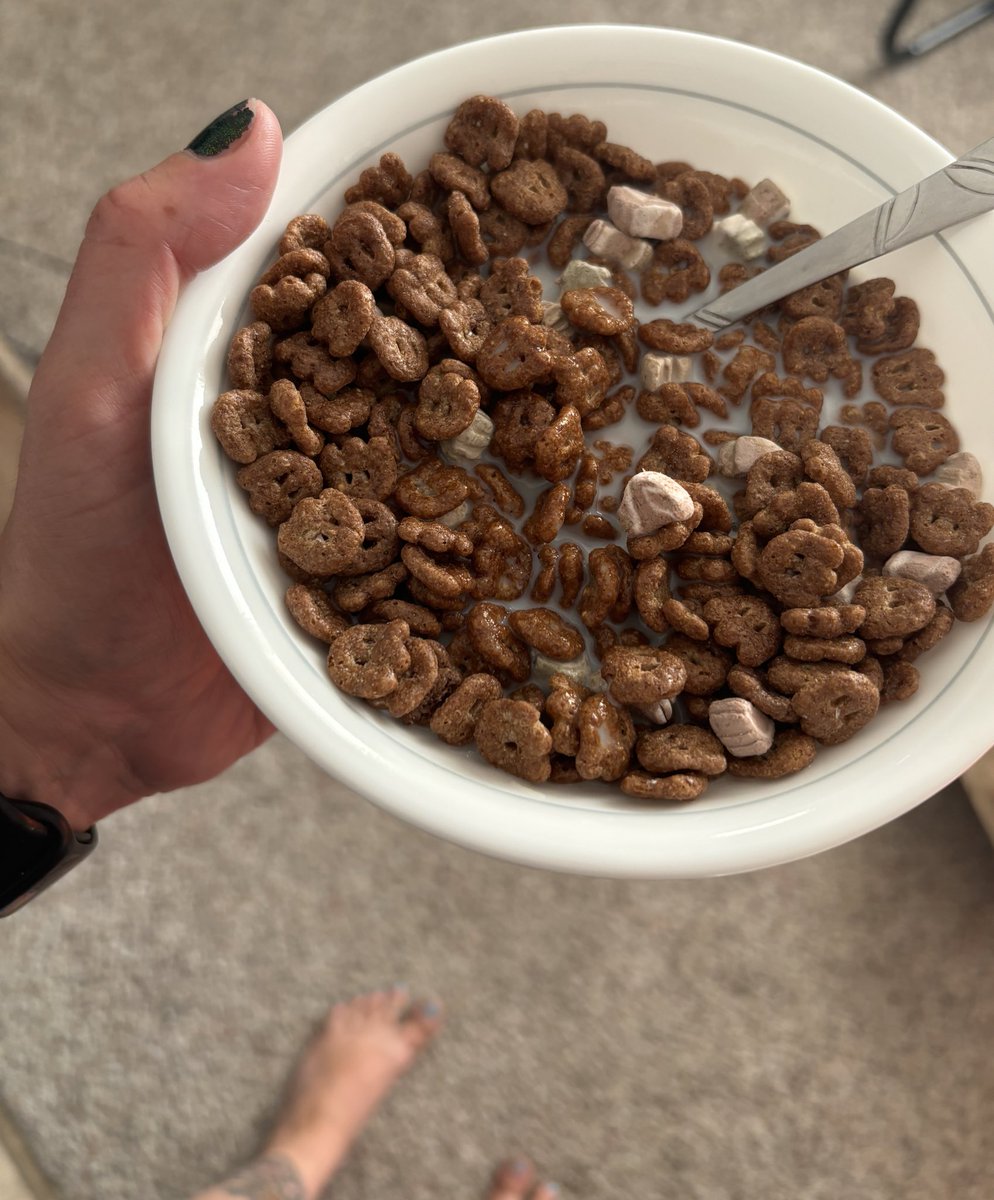 veepatz's tweet image. I’m an adult with adult responsibilities.

#CountChocula #SupperCereal