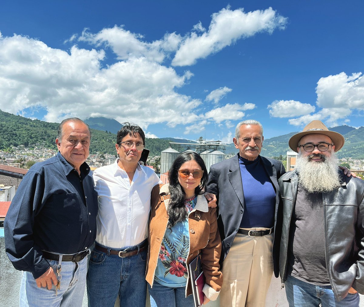 Siempre es un privilegio y una alegría conversar con los maestros de la palabra y el pensamiento en Xela. Se siente bien ir construyendo juntos las ideas que alimentan nuestros días.