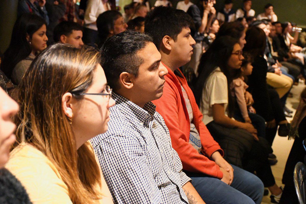 En el #MesDeLaJuventud, más de 650 vecinos recibieron sus certificados de egreso de los cursos de <a href="/OEmpleoCtes/">Oficina de Empleo Corrientes</a> 🎓 Felicitamos a quienes participaron de estas capacitaciones laborales gratuitas que buscan promover el desarrollo económico en nuestra #CiudadDeOportunidades 👏🏻