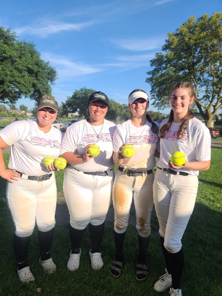 AvaAnderson333's tweet photo. Had a great first tournament this weekend! We went 3-2 and personally I had 3 singles, 2 homeruns, and 4 runs scored. This weekend we head to the Dells, I can't wait! https://t.co/FJSBLDqk78
