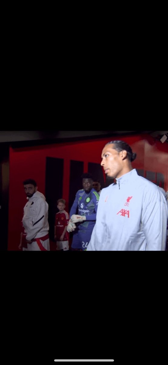 victormccann's tweet photo. @HendrickD82 Look at these pair in the tunnel on the way out. Shitting their togs at the sight of him 😂 https://t.co/saU8MLAd56