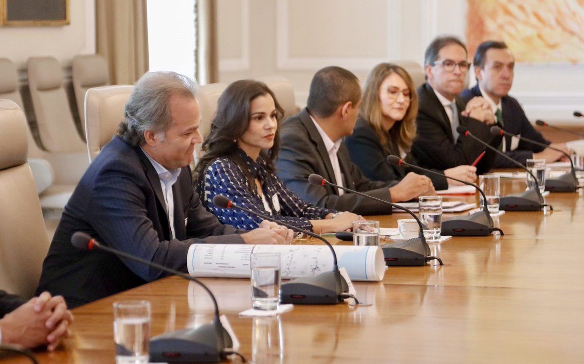 Encuentro con <a href="/NaturgasCol/">Naturgas</a> para identificar caminos abastecimiento de gas y planificar conjuntamente acciones a corto plazo que garanticen cantidades en firme del combustible con el objetivo de atender demanda industrial y esencial. <a href="/petrogustavo/">Gustavo Petro</a> <a href="/laurisarabia/">Laura Sarabia</a>