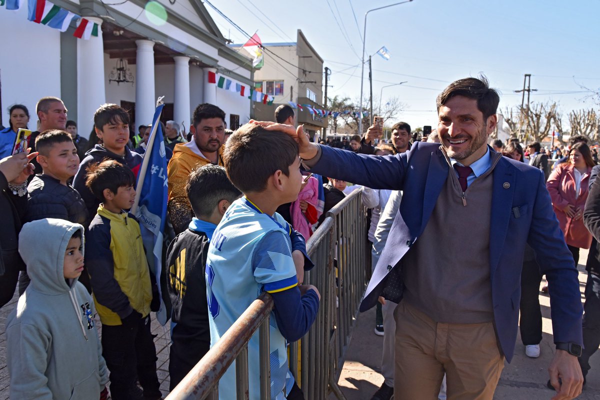 maxipullaro's tweet photo. Lunes por la Invencible provincia de Santa Fe, donde participamos del aniversario 150 de #Timbúes, llevamos adelante la reunión de gabinete en #Romang y continuamos por #ColoniaDurán y #Alejandra para entregar aportes que ayuden a crecer a las instituciones y localidades. 

Estos recursos que son destinados para el desarrollo de nuestras regiones, son fruto del esfuerzo, del trabajo y de tener un Estado ordenado y eficiente. Queremos llevar nuestro gobierno a cada rincón de Santa Fe y seguir empujando al motor productivo del país.