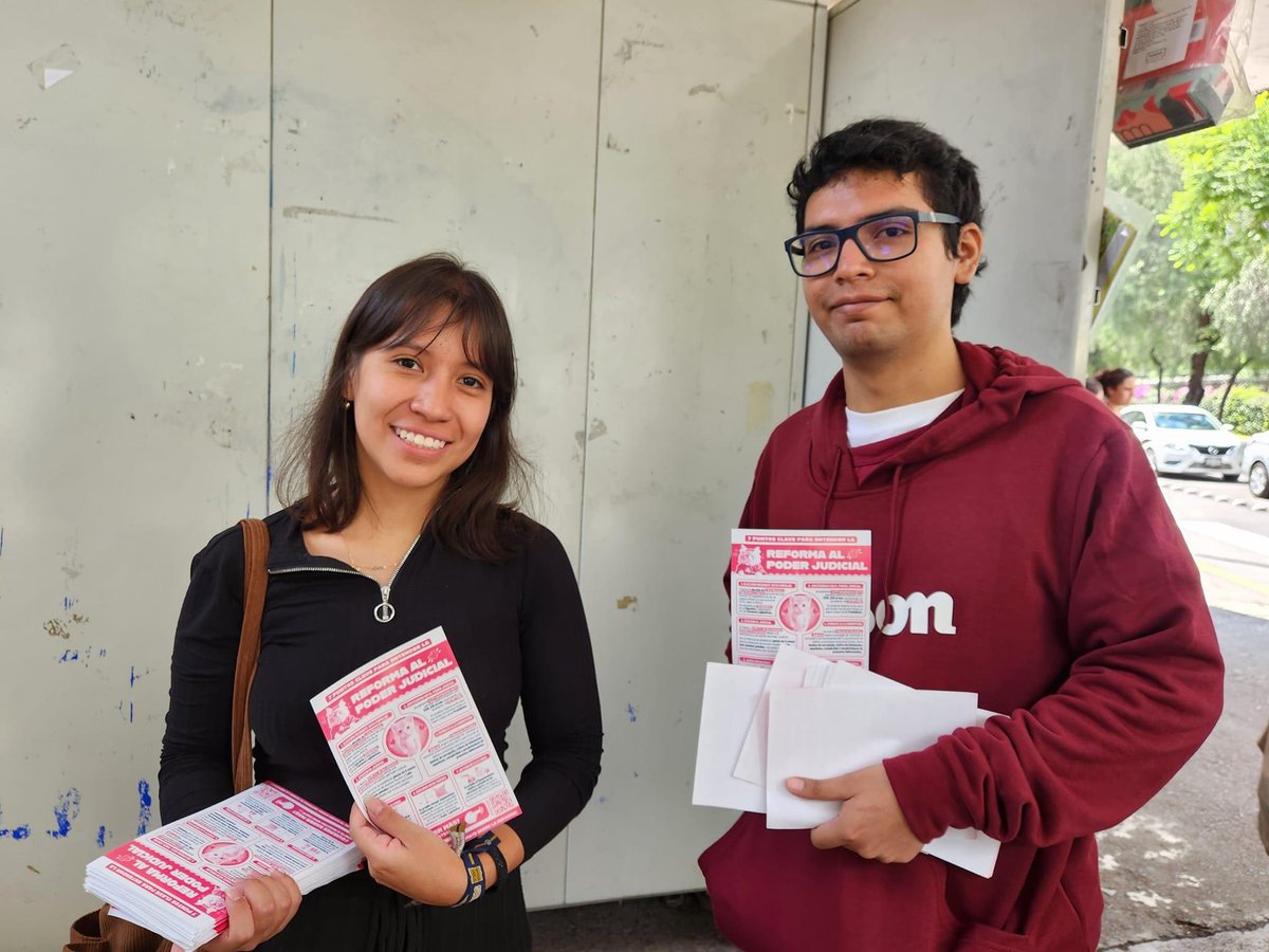somosredes's tweet photo. Hoy se armó la brigada informativa para informar sobre la #ReformaAlPoderJudicial en la UNAM. Estamos convencidas y convencidos que es necesaria una reforma que democratice a este poder, se aplique la austeridad republicana y que responda a los intereses de la nación. https://t.co/nxHturnZdT
